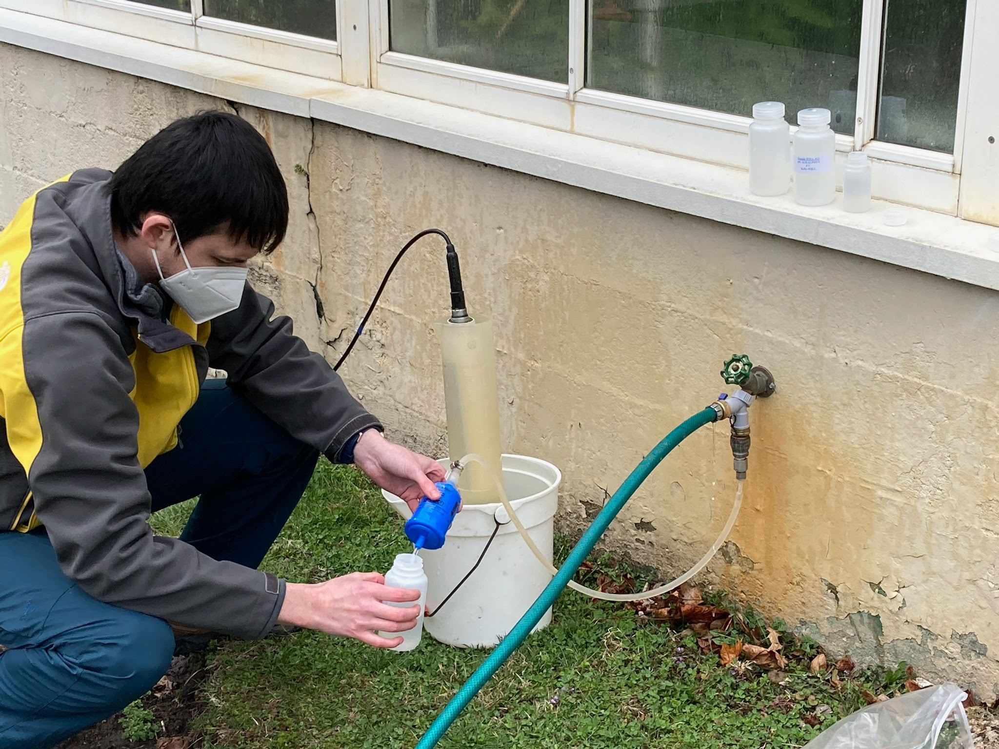 ISWS researcher, Vlad Iordache, monitors results of water chemistry measured by a sampling equipment.