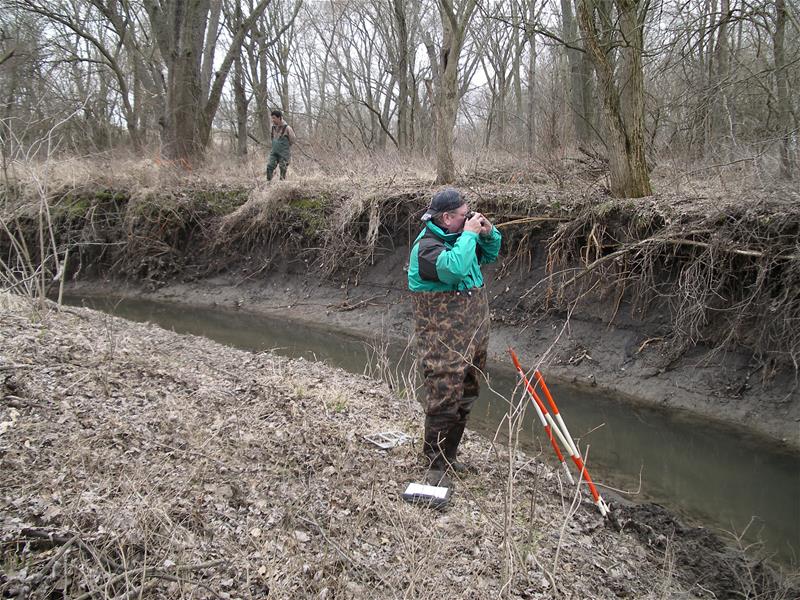 Conducting Geomorphic Assessments in Indian Creek near Abingdon, Illinois Rap11 2682