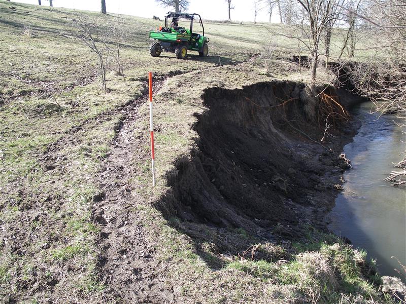 Streambank erosion on Indian Creek near Abingdon, Illinois Rap16 2717